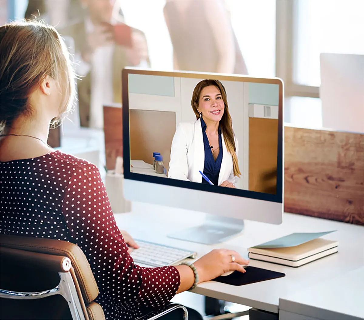 Una paciente en videollamada con Julizza Pezo, que aparece en la pantalla de su computadora